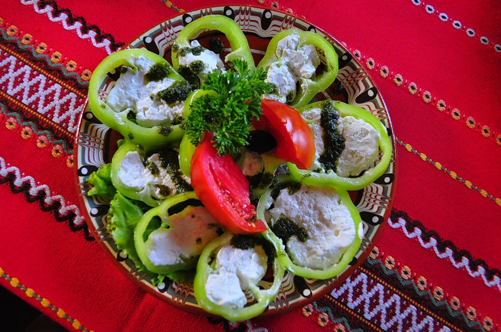 Болгарский шопский салат. Рецепты болгарской кухни. Еда и национальные блюдя в Болгарии